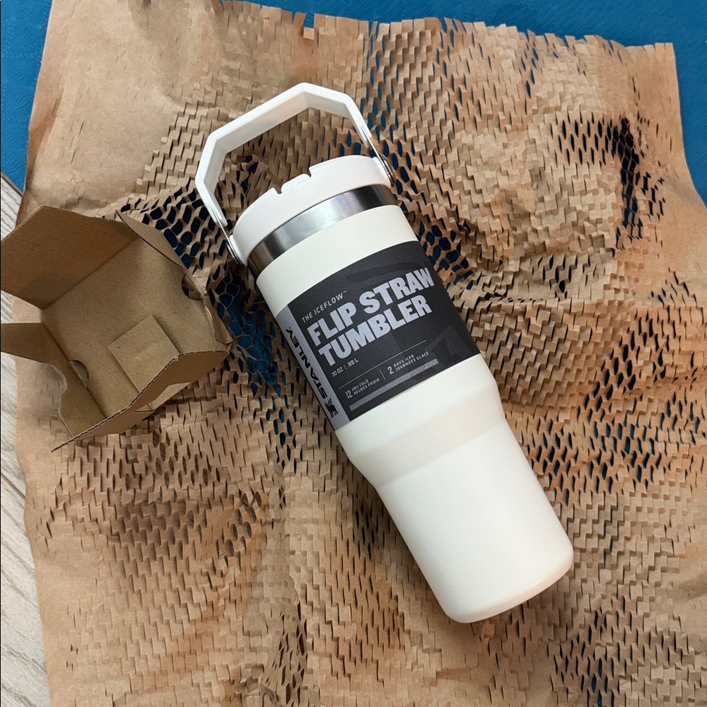 NEW Stanley The IceFlow™ Flip Straw Tumbler | 30 OZ CREAM - Picture 9 of 11